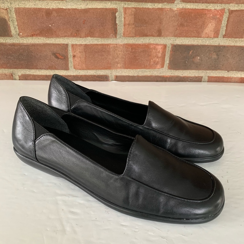 Like new Easy Spirit black leather round toe flats